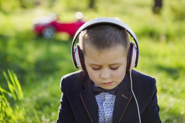 Kulaklıklı çocuk.