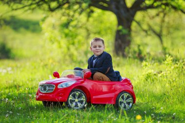 Çocuk bir kırmızı araba sürmek