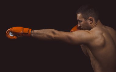 Adam kırmızı boks eldiven