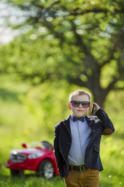 Niño con teléfono —  Fotos de Stock