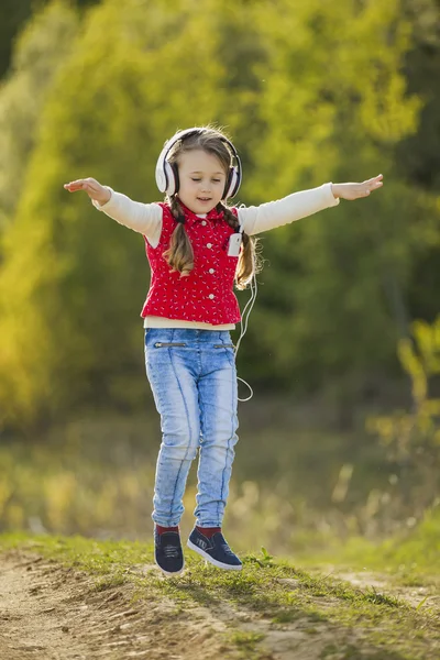 Chica con auriculares blancos — Foto de Stock