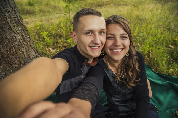 Paar doen selfie — Stockfoto