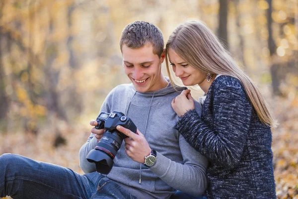 Paret tittar in i kameran — Stockfoto