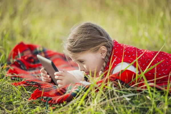Girl with the tablet — Stock Photo, Image
