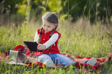 Tabletli kız.