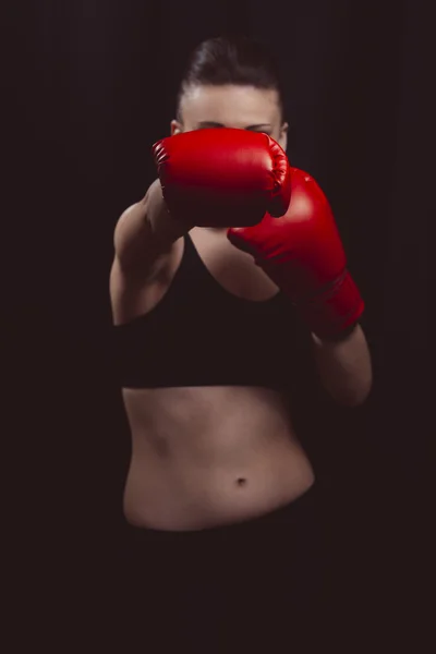 Ragazza in guanti da boxe rossi — Foto Stock