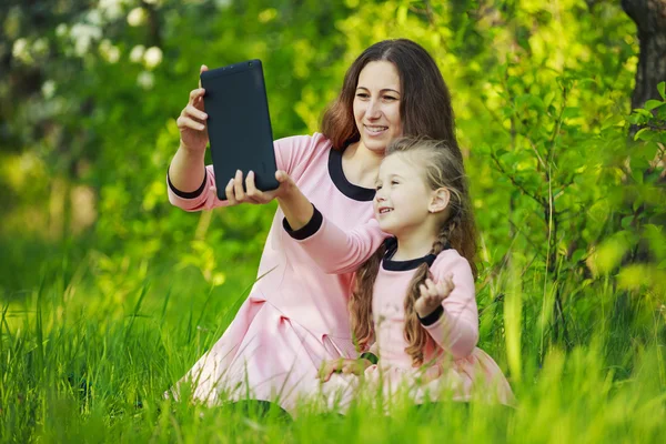 Mamá e hija están haciendo selfie —  Fotos de Stock