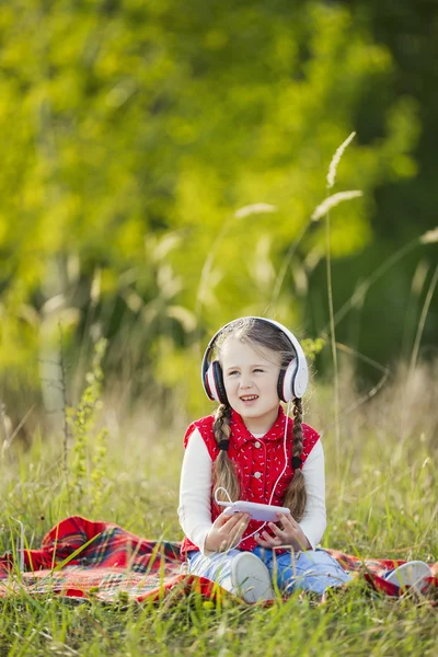 Chica con auriculares blancos — Foto de Stock