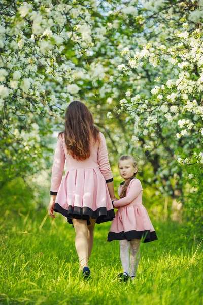 Mamma med baby trädgård — Stockfoto