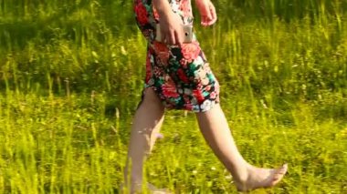 yalınayak kız çimenlerin üzerinde yürüyüş