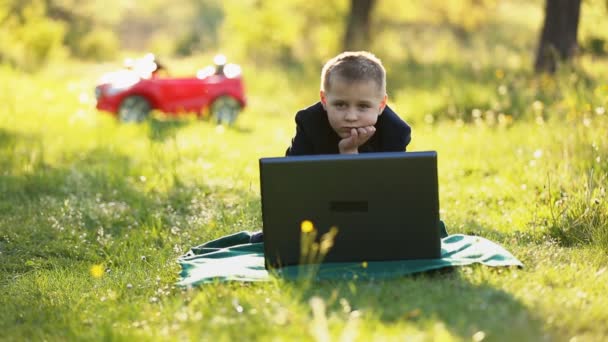 Niño con un ordenador portátil — Vídeo de stock