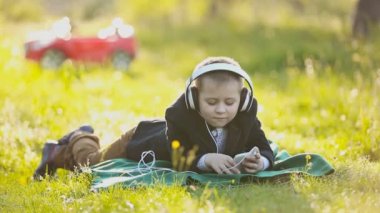 Kulaklıklı çocuk.