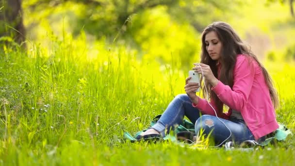 Chica escuchando música — Vídeos de Stock