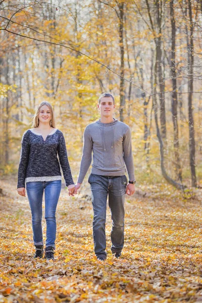Paar im Herbstwald — Stockfoto