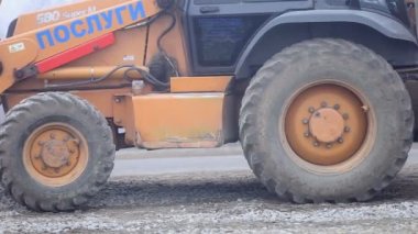 buldozer çakıl toprakları üzerinde yayılır