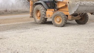 buldozer çakıl toprakları üzerinde yayılır