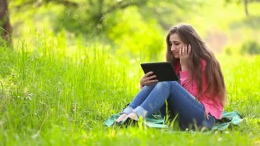 bir tablet ellerde ile ağlayan kız