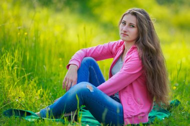 güzel kız oturuyor