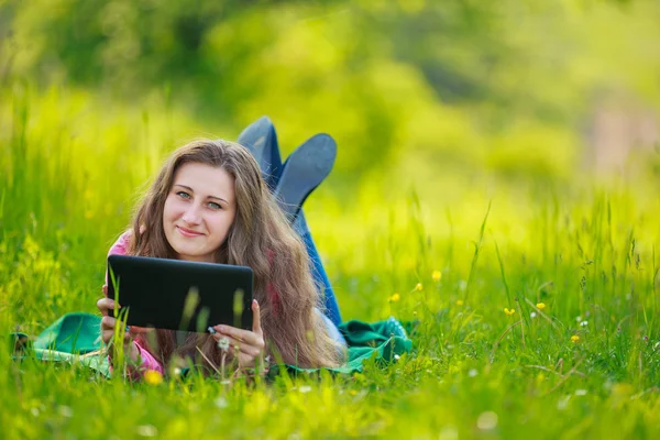 Tablet bilgisayar ile kız — Stok fotoğraf