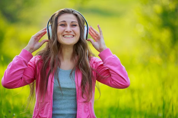 Chica con auriculares blancos — Foto de Stock