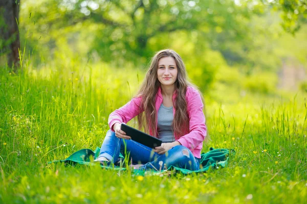 Ragazza con tablet computer — Foto Stock