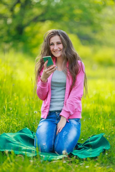 Sitting girl with phone — Stock Photo, Image