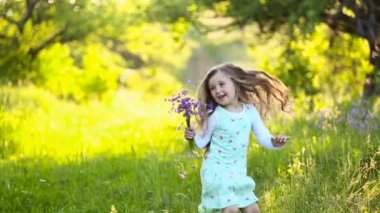 Bir buket çiçekli kız