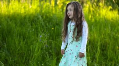 Küçük kız yürüyor