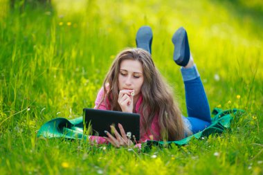 tablet bilgisayar ile kız