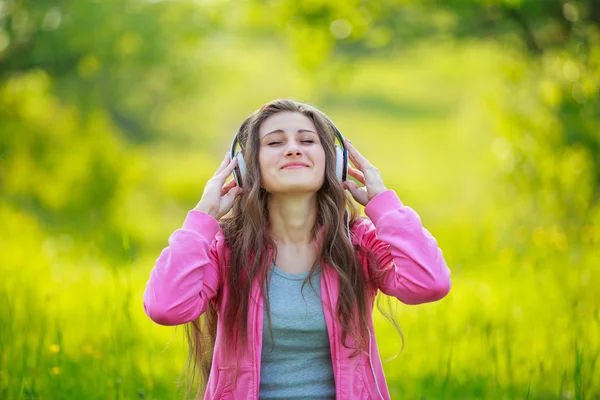 Dziewczyna z białe słuchawki — Zdjęcie stockowe