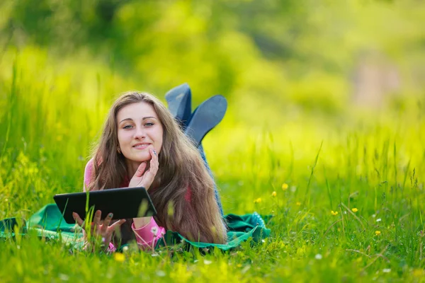 Ragazza con tablet computer — Foto Stock