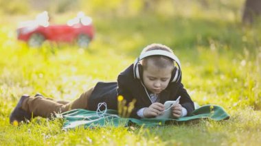 Kulaklıklı çocuk.