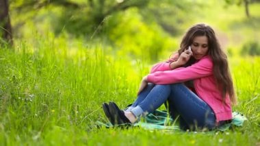 Kız telefonda konuşuyor.