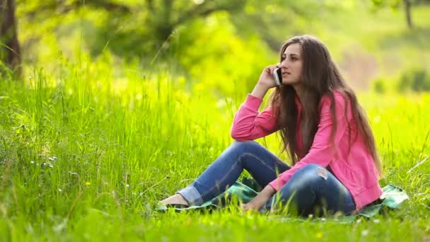 Ragazza con rabbia parlando al telefono — Video Stock