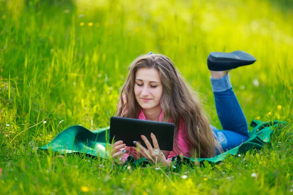 Menina com computador tablet — Fotografia de Stock