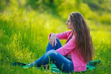 güzel kız oturuyor