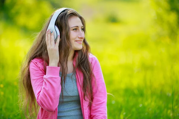 Chica con auriculares blancos — Foto de Stock