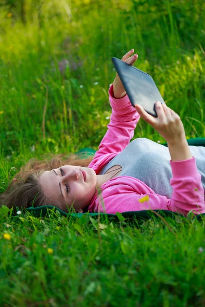 Chica con Tablet PC —  Fotos de Stock