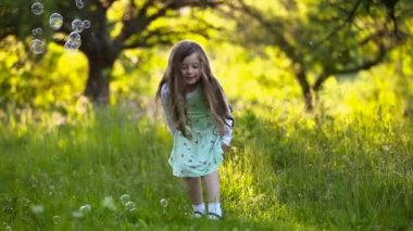 Kabarcıklar yakalamak kız