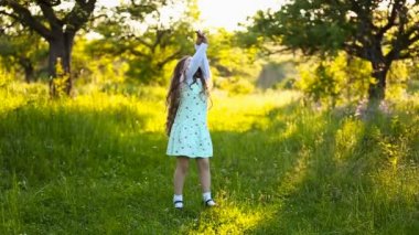 küçük kız niteliğine