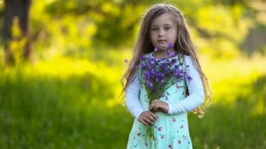Bir buket çiçekli kız