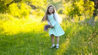 Bir buket çiçekli kız