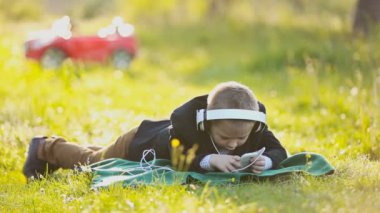 Kulaklıklı çocuk.