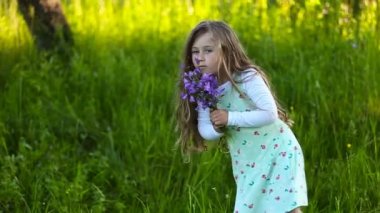 Bir buket çiçekli kız