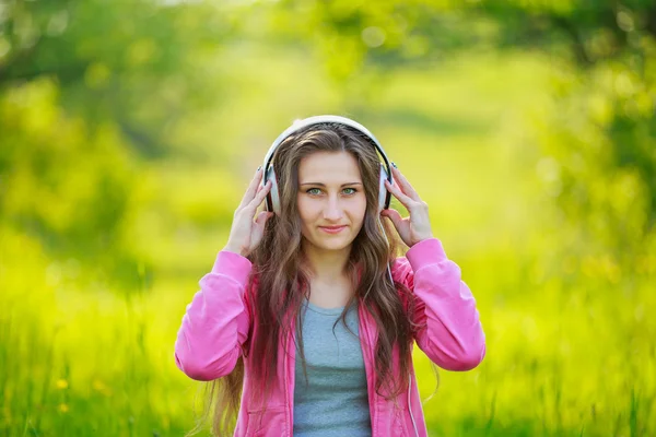 Chica con auriculares blancos — Foto de Stock