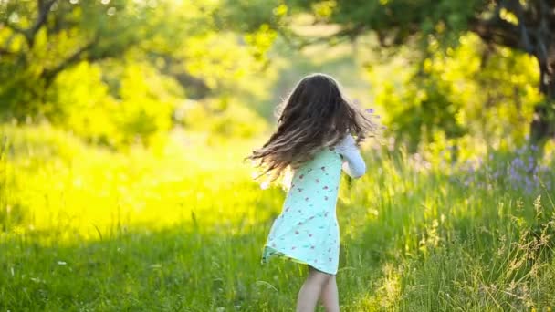 Meisje met een boeket bloemen — Stockvideo