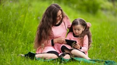 Anne ile kızı ve tablet