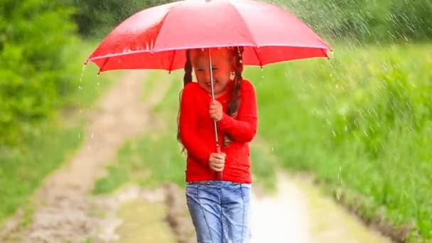 Flicka med rött paraply — Stockvideo
