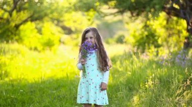 Bir buket çiçekli kız