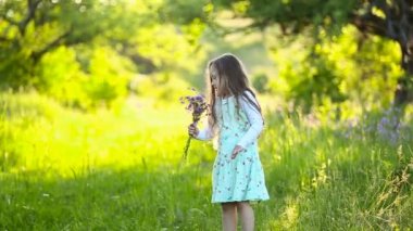 Bir buket çiçekli kız